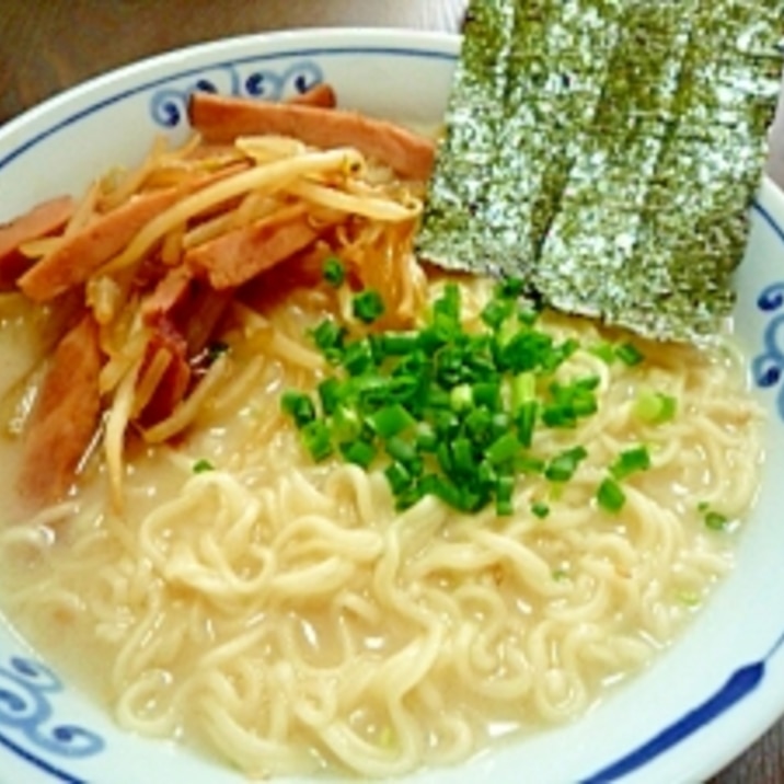 トッピングもやしでとんこつラーメン